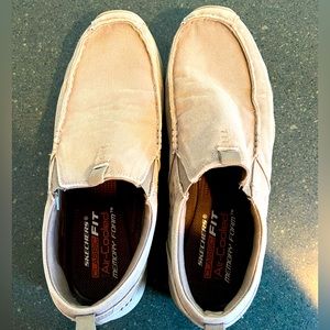 Comfortable casual Mens slip on boat shoes.